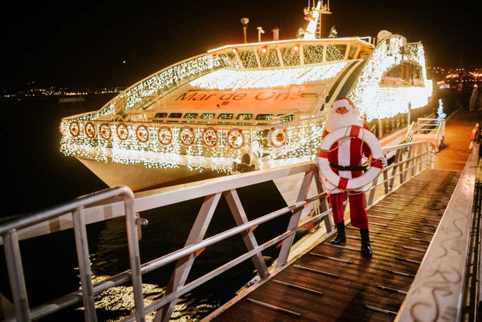 🎅🏼🎄¡UN BARCO CON SABOR A NAVIDAD EN VIGO!🚢🌠 Desde 2 noches: Bungalows en O Grove + Paseo en el Barco de la Navidad por la Ría de Vigo | Galicia