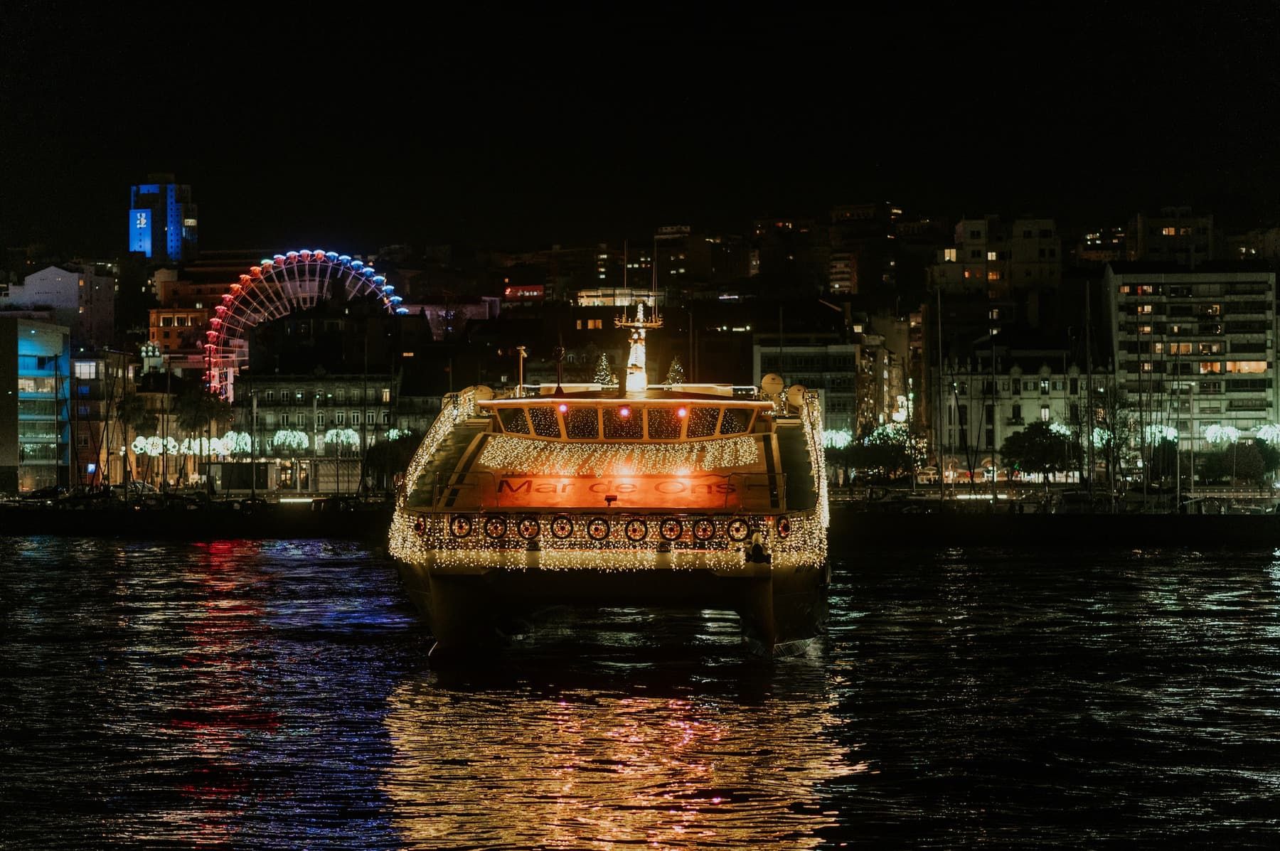 🎅🏼🎄¡LA NAVIDAD EN VIGO SE VIVE DESDE EL MAR!🌠🛥️ Desde 2 noches: Apartamentos en Sanxenxo + Crucero de la Navidad por la Ría de Vigo | Galicia