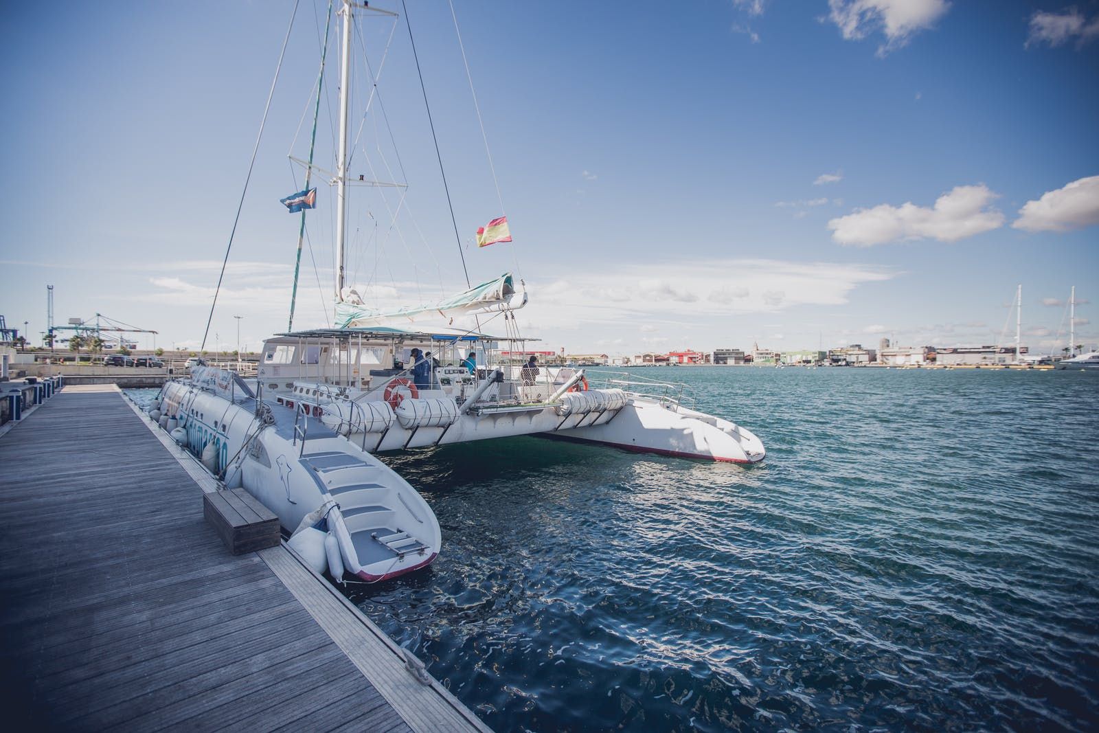 🌊 Disfruta de la costa Valenciana desde el mar con un paseo en catamarán ⛵ ¡Una escapada perfecta!