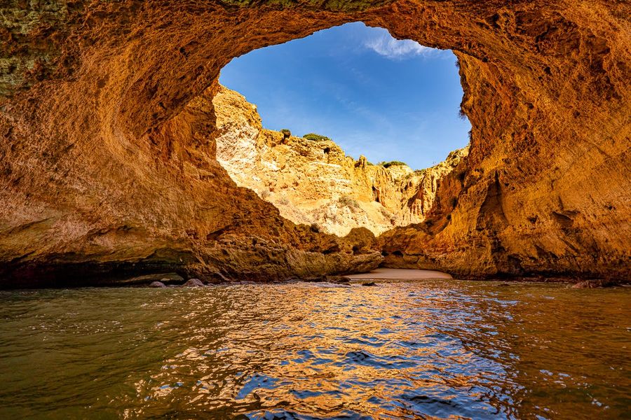 Benagil, la cueva más famosa del Algarve 🚣🏽‍♀️ ¡Enamórate de Portugal y de sus encantos 😍!