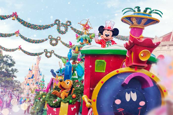  🚗¡TODA LA TEMPORADA YA DISPONIBLE EN DISNEYLAND ® PARIS 💨 ¡Arranca el motor! Disney Hotel Santa Fe te espera en la Ruta 66