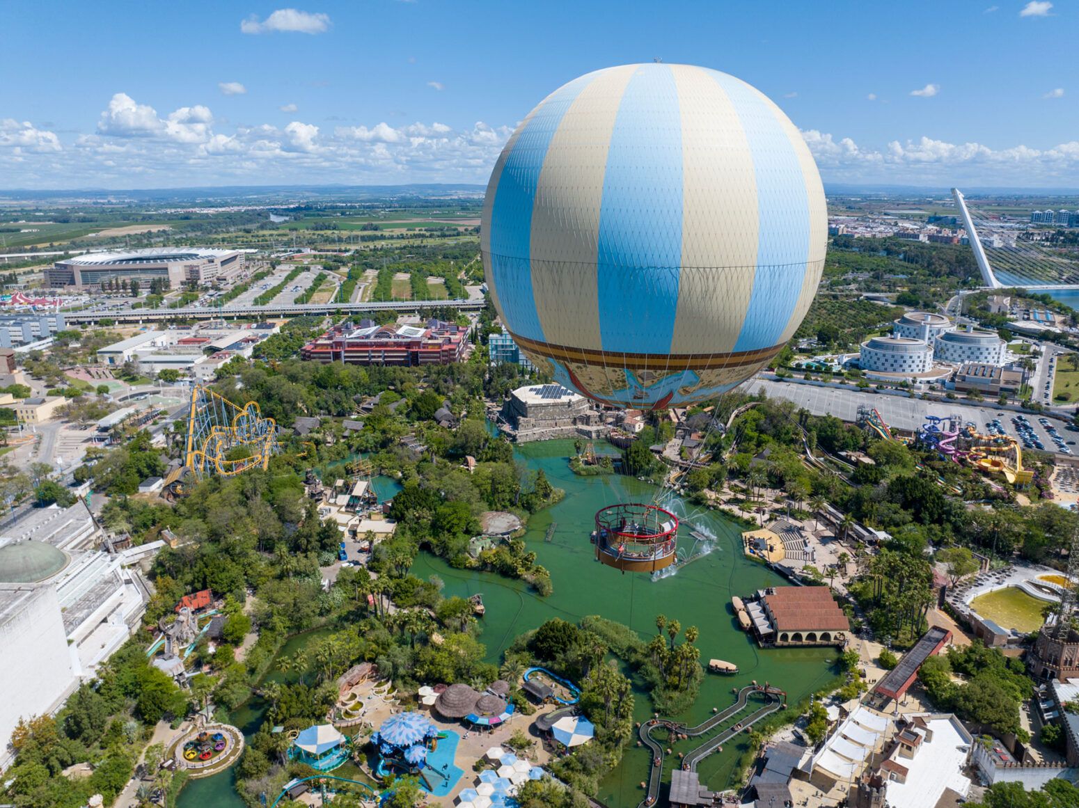 🎈 ¡SEVILLA DESDE EL CIELO! 👀 2 noches en Hotel 4* con desayuno + Entradas al Nao Vigía: el GLOBO de Isla Mágica | Sevilla 