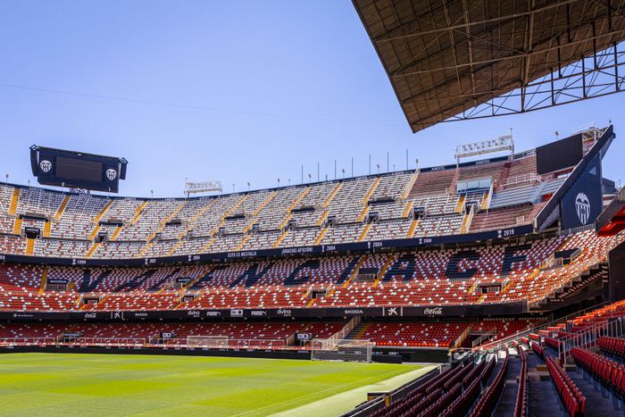 🏟️ MESTALLA ¡Descubre la historia del Valencia CF!⚽🦇 Hotel 4★ con desayuno + Tour guiado por el estadio  a 15 min en coche del Hotel | Paterna