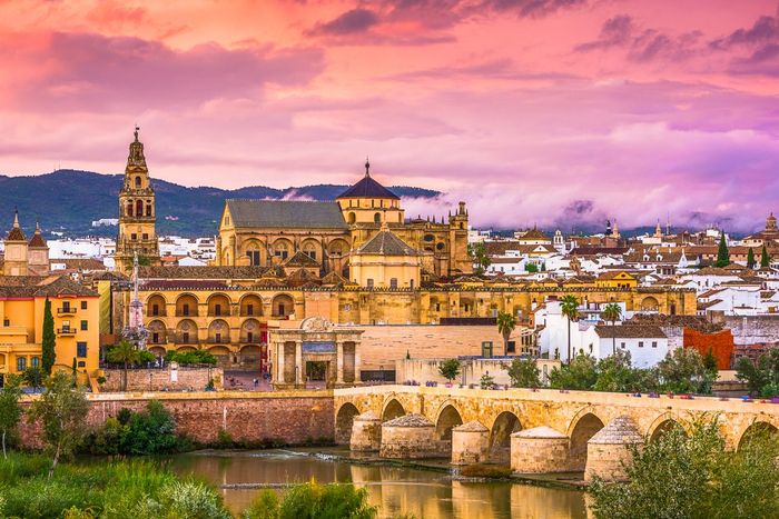 🕌CORDOBA 4⭐ Visita guiada a la MEZQUITA -CATEDRAL +  Hotel situado a 20 min a pie del centro histórico ✨¡Una escapada muy Top!✨