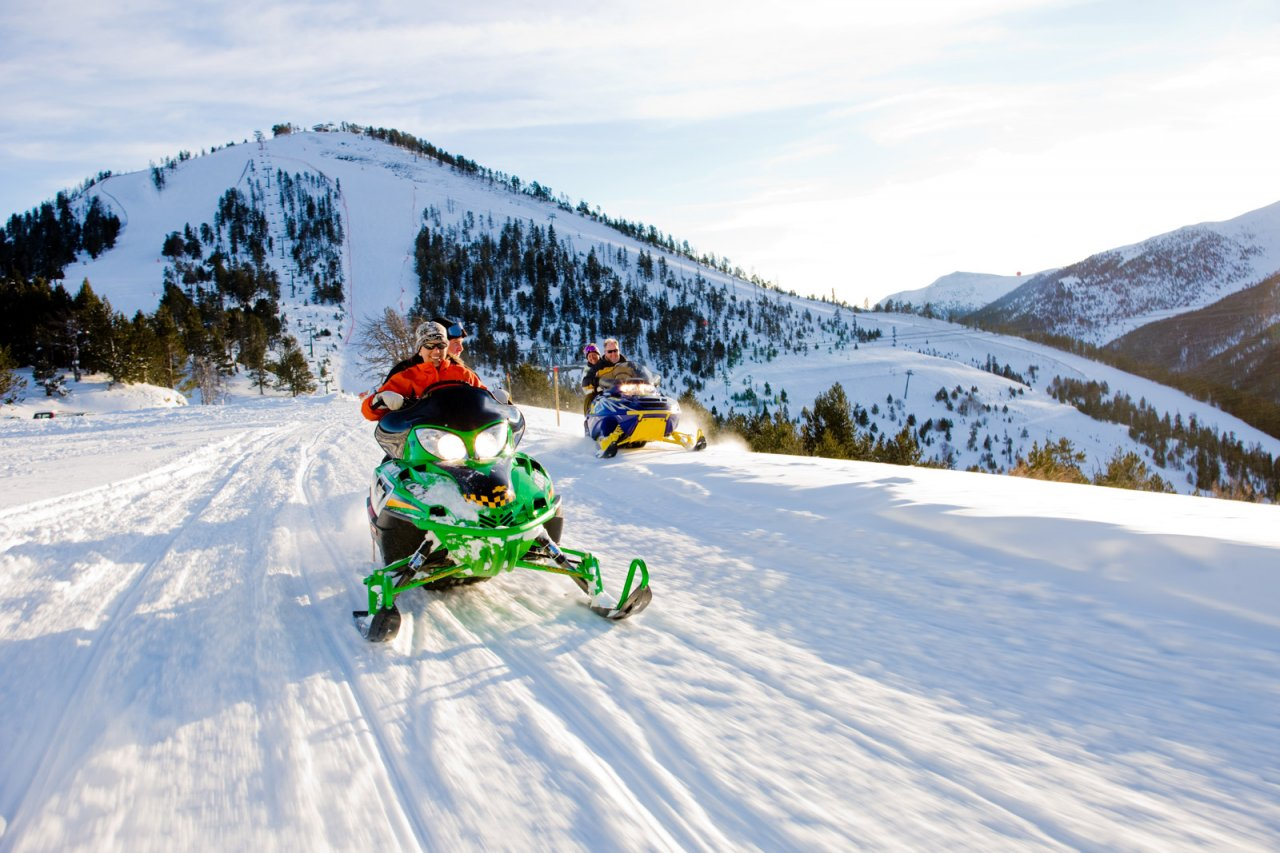  ❄️¡PLANAZO PARA ESTE INVIERNO!🔝🏍️ Una ruta guiada en MOTO DE NIEVE con Hotel 3* | Grau Roig, Andorra