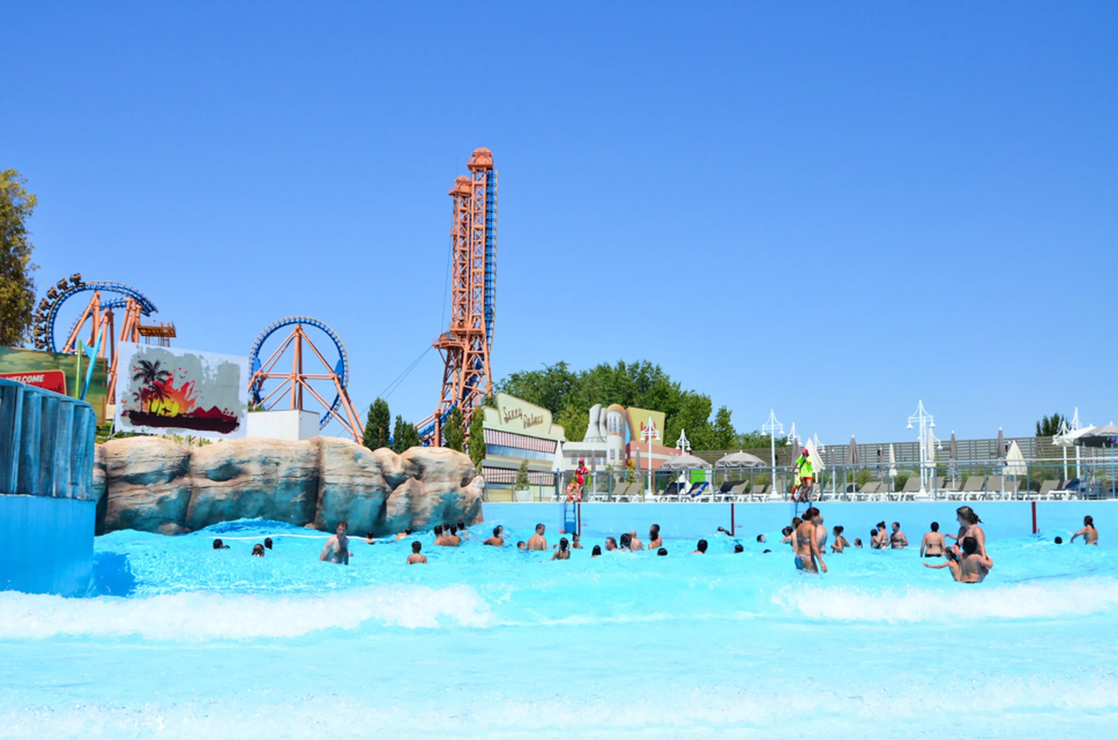 🦸🏼‍♀️¡VERANO REFRESCANTE EN PARQUE WARNER !🎢💦 Hotel con Desayuno + Entradas 1 día 2 parques  ¡UN NIÑO GRATIS EN LA ESTANCIA!  👩‍👩‍👦