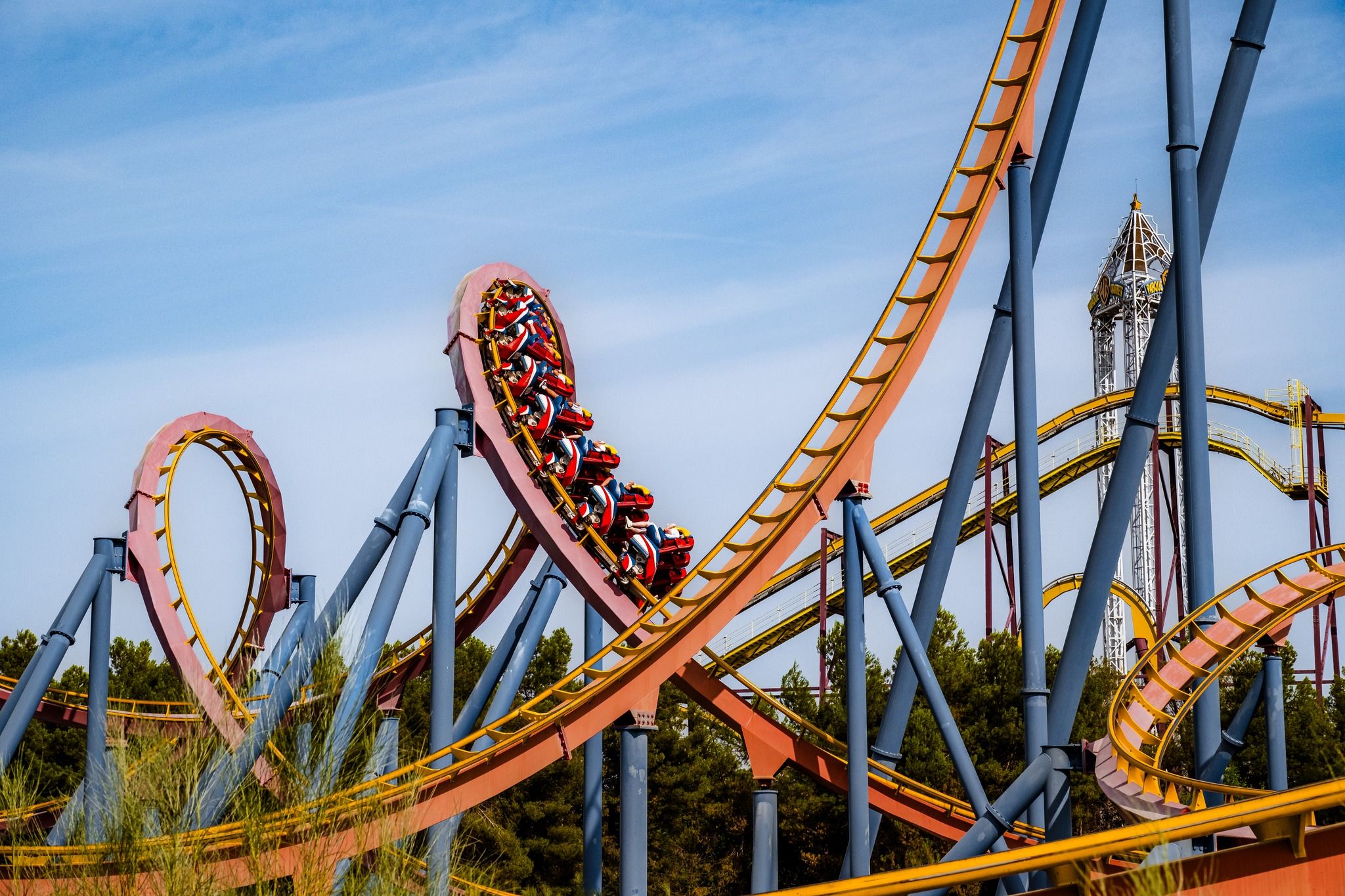 🎢¡VEN A DIVERTIRTE AL PARQUE WARNER DE MADRID!🦸🏼 Alójate a 10 min🚗 del parque con entradas de 1 día y opción de Warner Beach