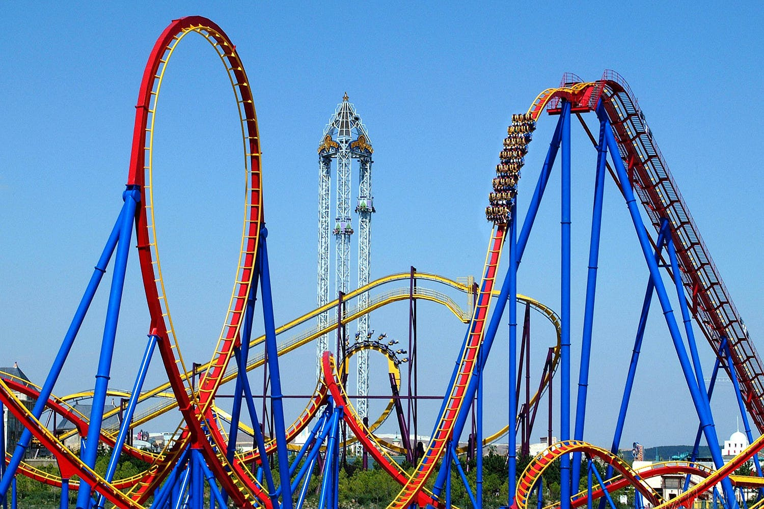 🎢 ¡Pasa un día emocionante en PARQUE WARNER!🎡🎆 Hotel 3* con entradas incluidas  📅Mayo y Junio disponible