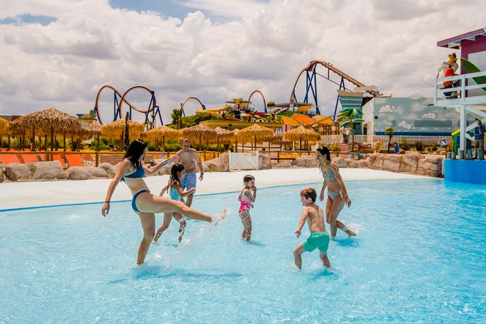 🎢💦 ¡REFRÉSCATE EN PARQUE WARNER + WARNER BEACH! Desde 1 noche: Hotel 3★ con desayuno + entradas de 1 día 2 parques incluidas | Madrid