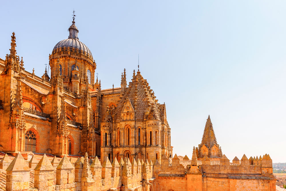 Escapada de fin de semana 🧡 Descubre los rincones más importantes de Salamanca.