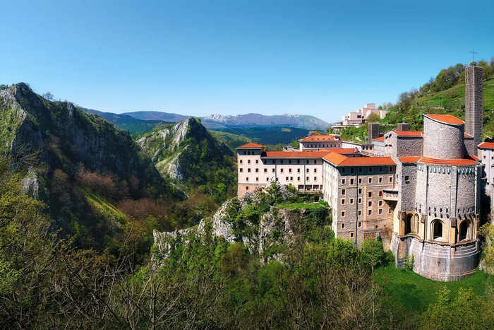 🍁🏔️¡ESCAPADA DE OTOÑO AL PAÍS VASCO! 🌄🏔️Media pensión en hotel 3* + Acceso Diario al SPA en el precioso pueblo de Oñati , Guipuzcoa