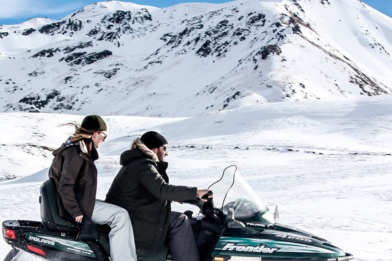 ¡Aventura en la Nieve! ❄️ Hotel + 30' en Motos de Nieve + Raquetas ⛷ Pirineo Catalán
