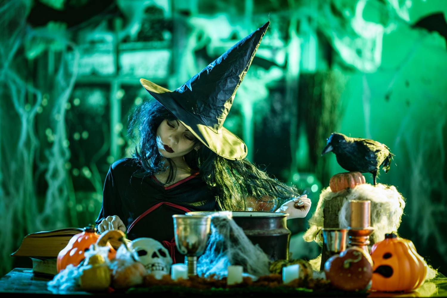 HALLOWEEN COMESTIBLE🦇 Alójate en Benidorm con Desayuno, Comida y Cena🕸️